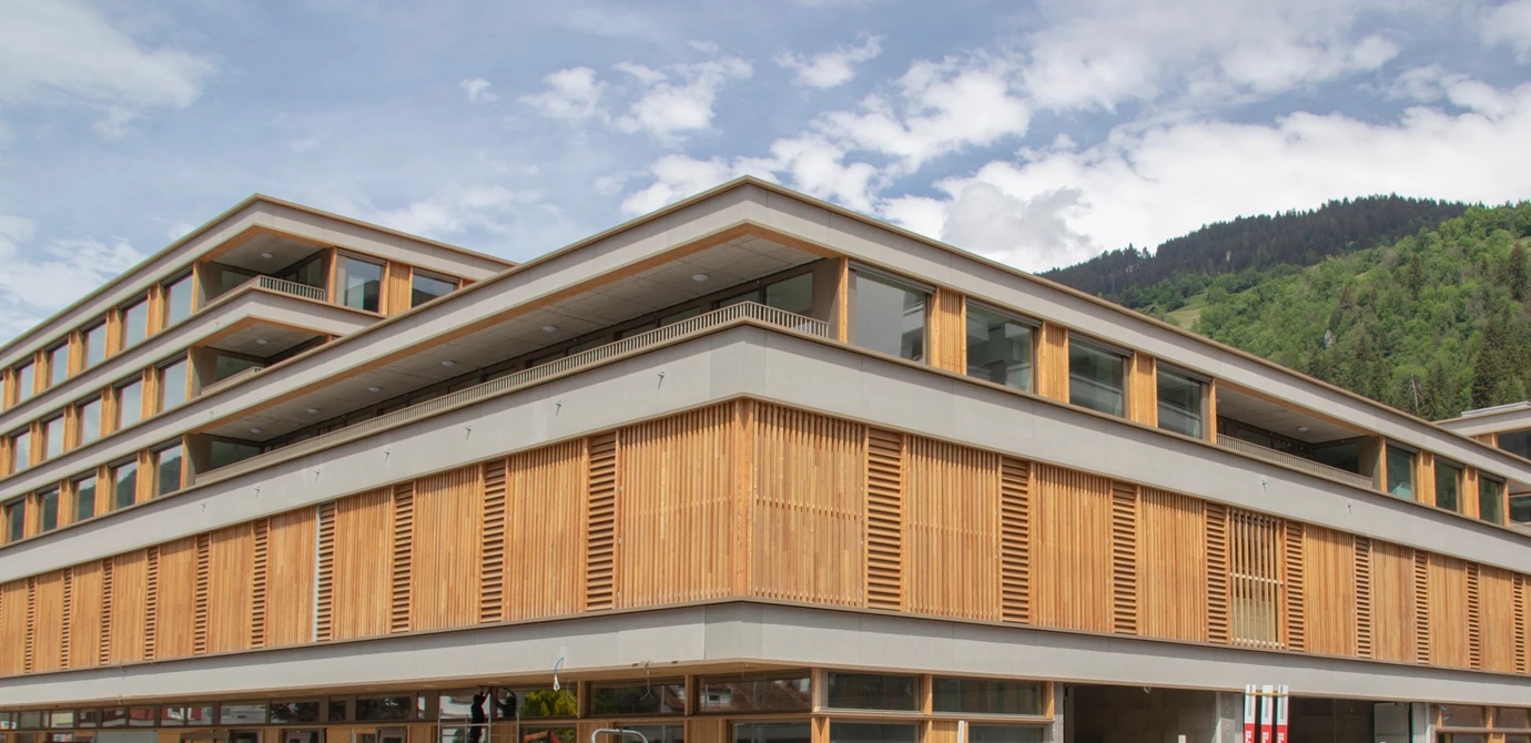 Das Wohn- und Geschäftshaus MARCAU in Ilanz-Glion eröffnet in Kürze die Verkaufsflächen. Das Wohn- und Geschäftshaus MARCAU in Ilanz-Glion eröffnet in Kürze die Verkaufsflächen.
